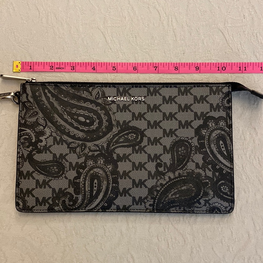 Wristlet w zipper and strap.